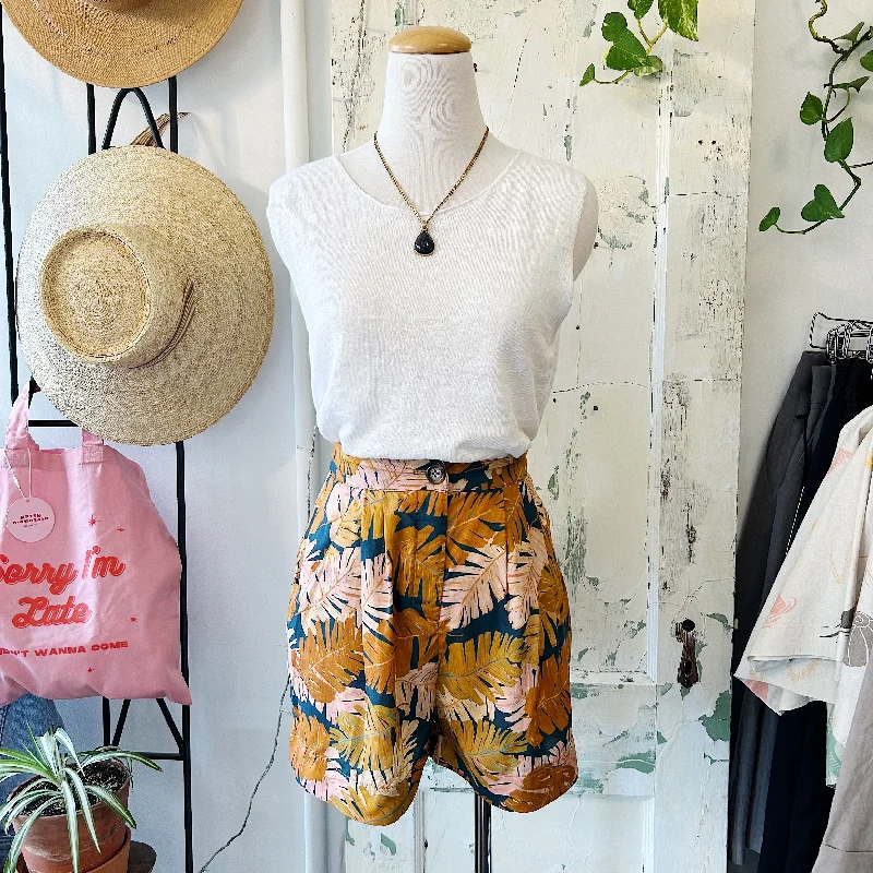 Shorts for comfortable travel outfits -Meemoza // Maelle Shorts Palm Springs Print